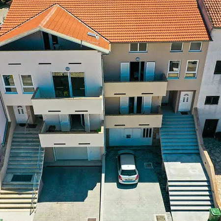 Apartment Andri 4 *